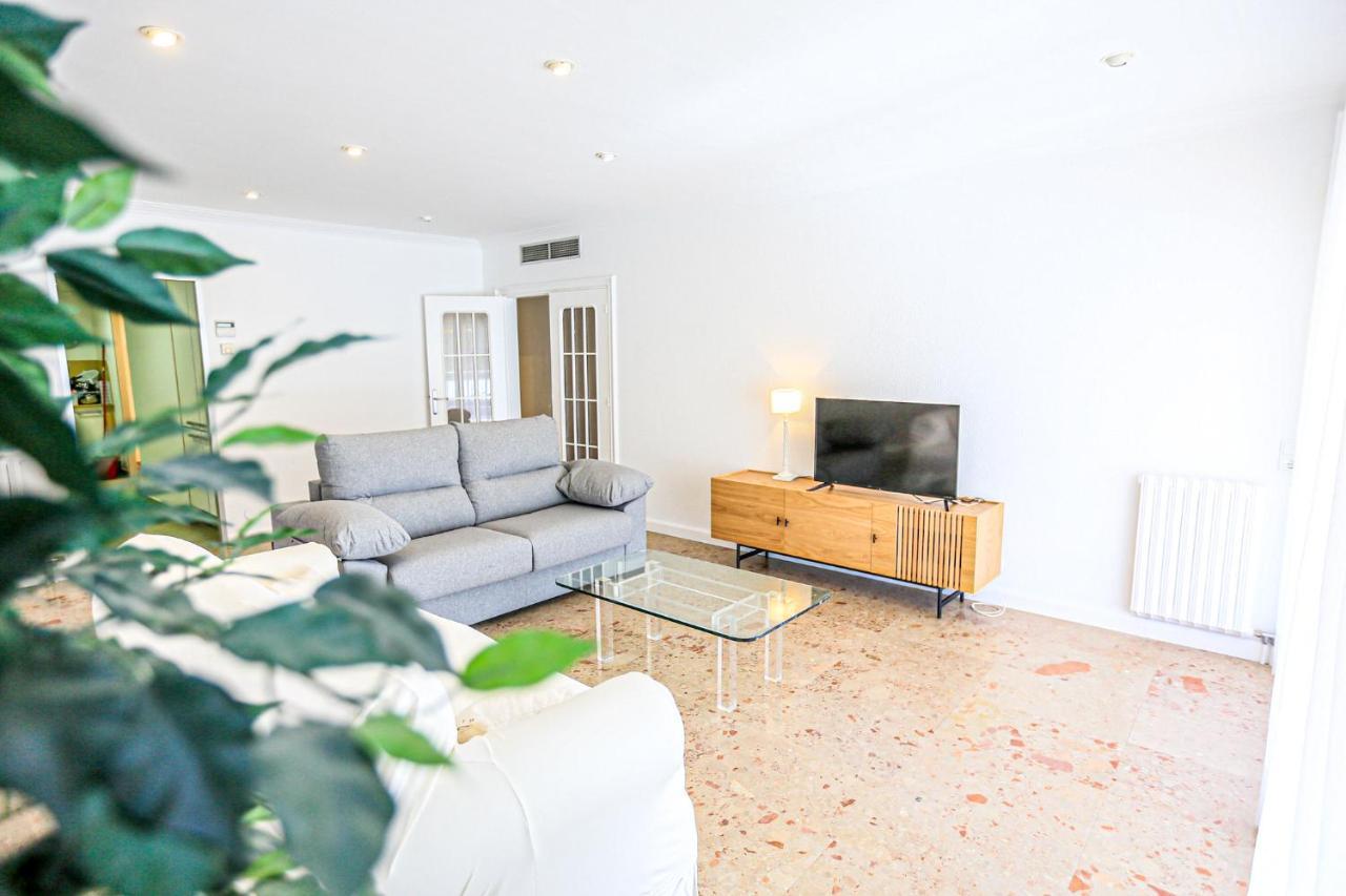 Aquarium - Only Families Apartment กัมบริลส์ ภายนอก รูปภาพ